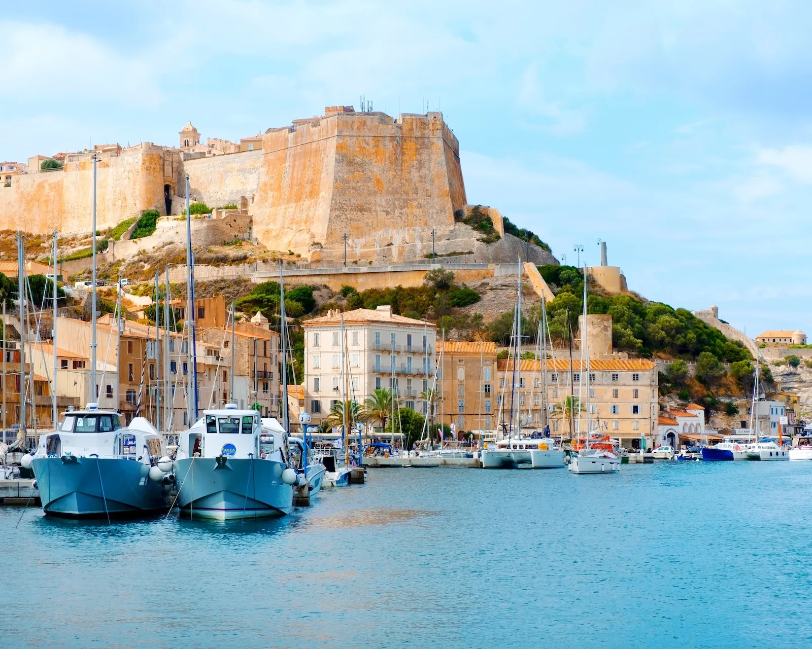 Le port de plaisance de Bonifacio au petit matin