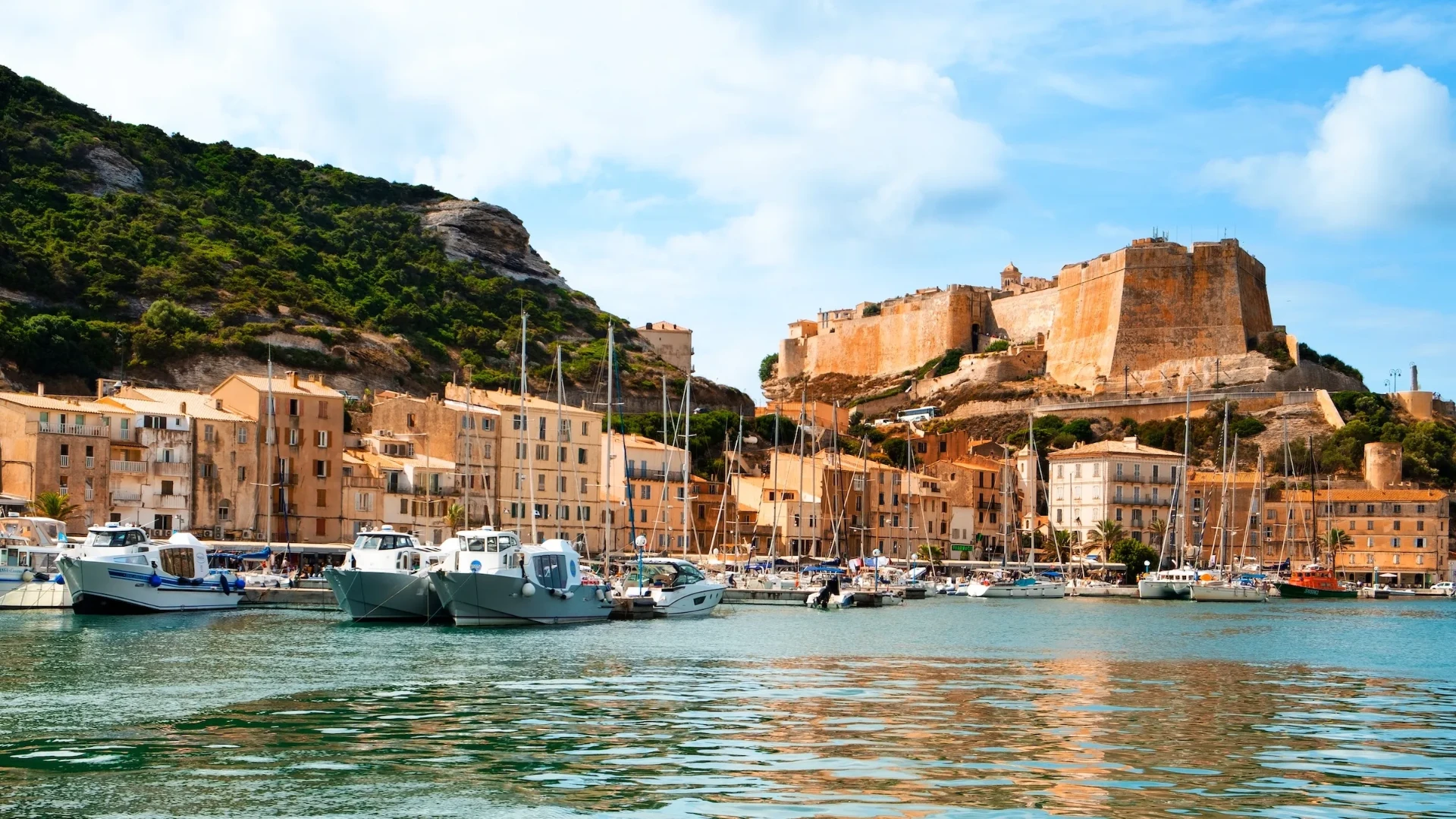Les falaises calcaires de Bonifacio et la citadelle au coucher du soleil